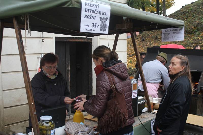 Na Plumlovský zámek se sjeli myslivci z celého okolí. Přilákaly je Hubertské slavnosti.