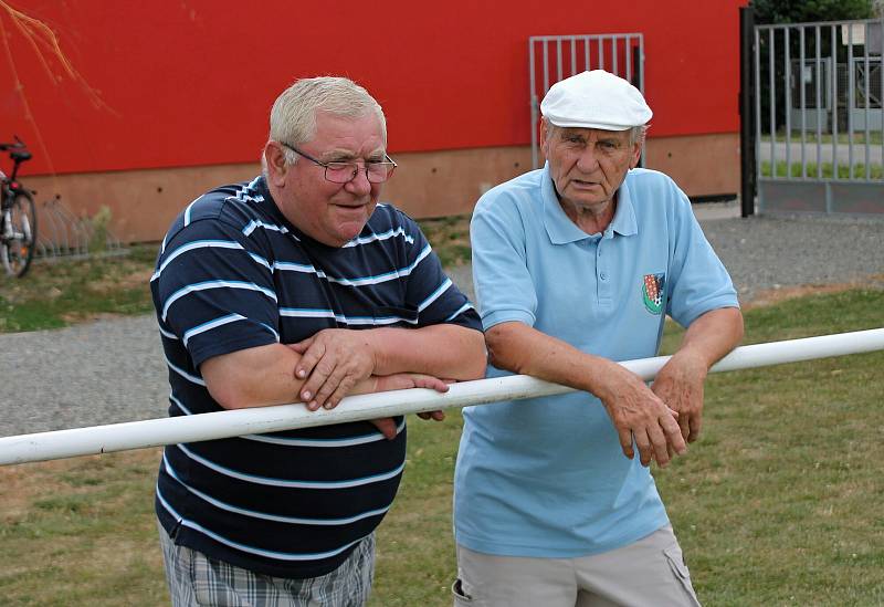 Jiří Grepl (vpravo), fotbalová a sportovní legenda z Kostelce na Hané.