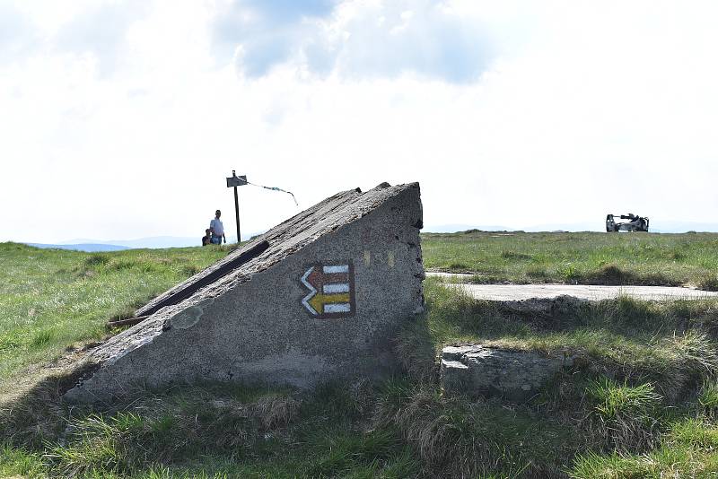 Z Králického Sněžníku zmizí pozůstatky někdejší chaty. Celkem jde o čtyři sta tun odpadu.