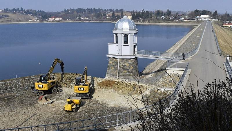 Plumlovská přehrada 26. března 2021. Velká rekonstrukce výpusti Plumlovské přehrady už běží. Nízká hladina odkrývá část dna a starou hráz