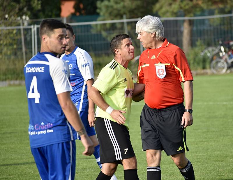 Fotbalisté Čechovic (v modrém) zvládli historickou premiéru v krajském přeboru na jedničku. Rapotínu nasázeli tři góly, 7. 8. 2022