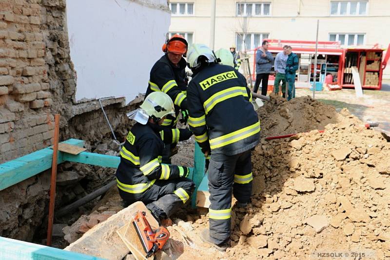 Zásah hasičů u sesunutí štítové stěny rodinného domku ve Štětovicích na Prostějovsku