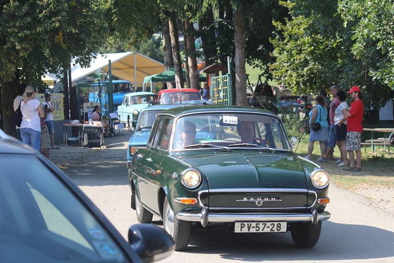 V plumlovském campu Žralok se o víkendu konalo 1. moravské setkání automobilů a motorek RVHP. Nadšenci a majitelé historických vozidel přijížděli do Plumlova z celé republiky, ti nejvzdálenější byli až ze slovenské Privevidze.