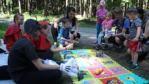 Děti v lese nedaleko Dzbelu čekala řada aktivit i pohádkových bytostí.