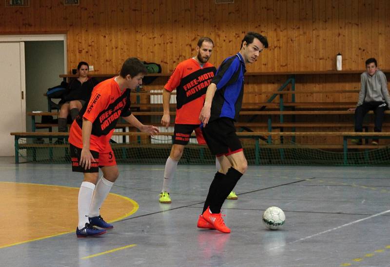 SEZÓNA SE ROZJELA. Prvním turnajem v neděli 19. listopadu 2017 odstartovala dlouhodobá zimní futsalová soutěž okresu Prostějov.