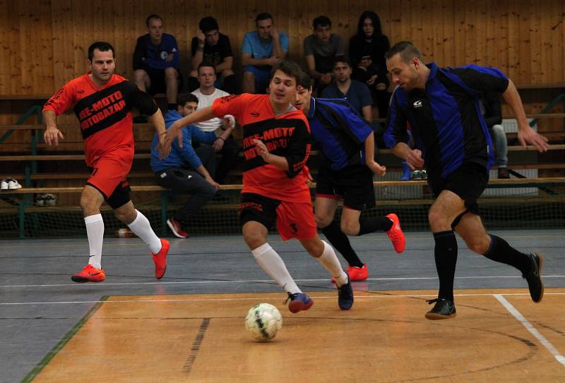 SEZÓNA SE ROZJELA. Prvním turnajem v neděli 19. listopadu 2017 odstartovala dlouhodobá zimní futsalová soutěž okresu Prostějov.