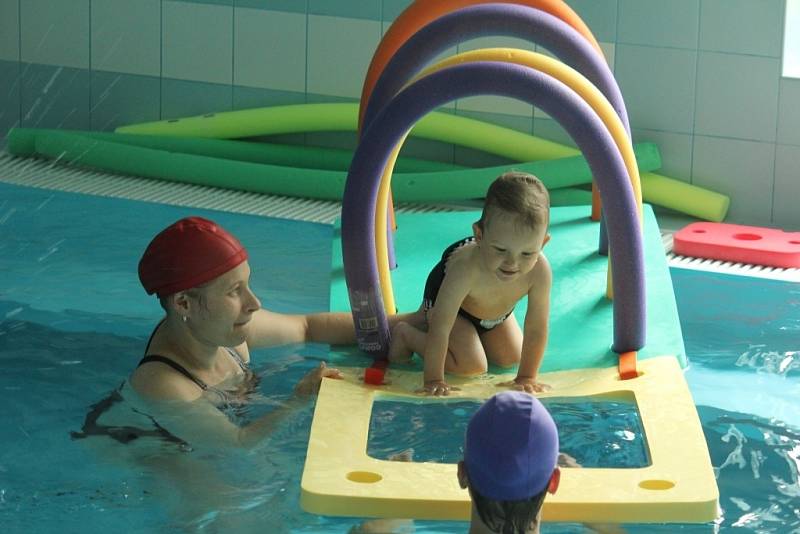 Plavání malých dětí ve slané vodě v Rodinném centru Hastrmánci v Držovicích