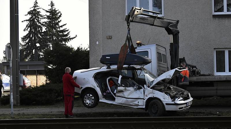 Osobní vlak smetl na nechráněném přejezdu v Kostelci na Hané osobní automobil se čtyřmi lidmi. 25.2. 2021
