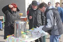 Dobrovolníci u místního nádraží v Prostějově rozdávají lidem bez domova zdarma polévku
