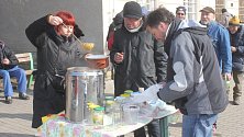 Dobrovolníci u místního nádraží v Prostějově rozdávají lidem bez domova zdarma polévku