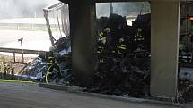 Na dálnici D46 pod mostem v Držovicích hořel kamion