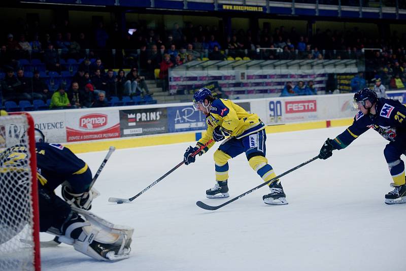 Hokejisté Přerova (ve žlutém) doma porazili Ústí nad Labem 5:2.