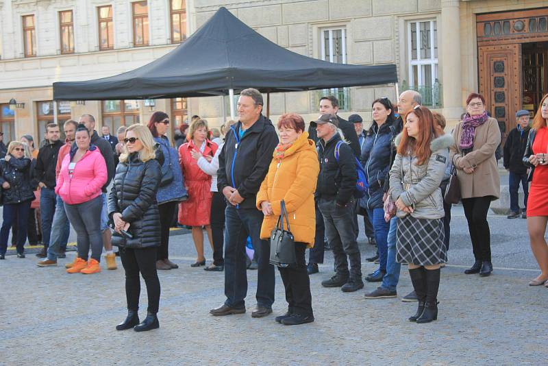 Před sochou T. G. Masaryka, se v neděli sešlo několik stovek lidí, aby uctili výročí 30. let sametové revoluce. 17.11. 2019