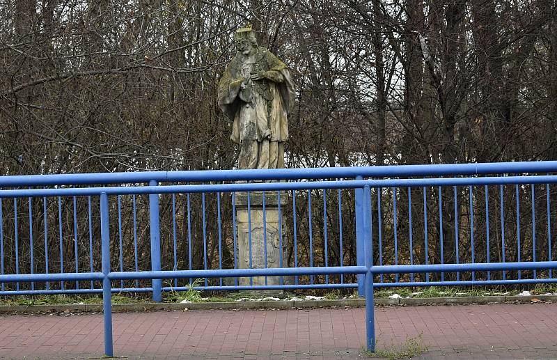 Kamenná socha svatého Jana Nepomuckého střežící most přes říčku Hloučelu se stala terčem vandalů. Ulomili jí pravou ruku s křížem. 1.12. 2021