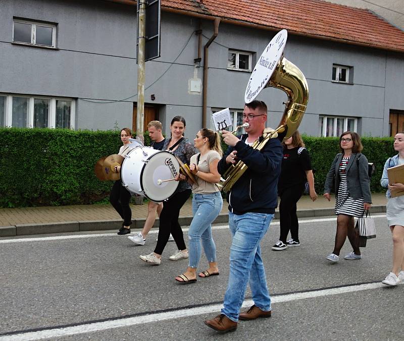 Ve Vrchoslavicích hrála v dechovka, ředitel ZUŠ Laco Gazdag slavil narozeniny.