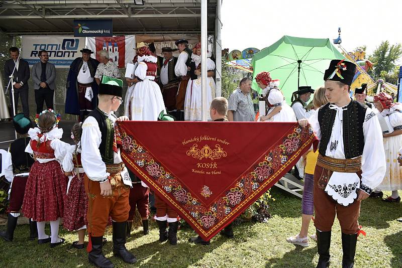 Krojovaným průvodem zahájili Hanáci z folklórního souboru Kosíř oslavy svých čtyřicátin i kostelecké hody. 27.8. 22