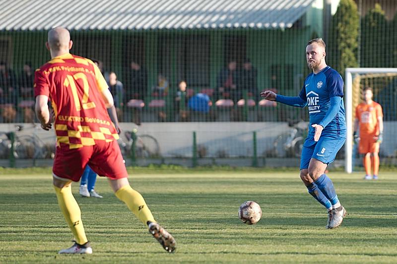 Fotbalisté FK Kozlovice (v nových modrých dresech) proti 1. BFK Frýdlant nad Ostravicí.