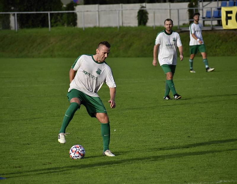 Prostějovská Haná (v bílém) zdolala v domácím prostředí Slovan Černovír 4:1. S míčem Tomáš Mazouch. 28.8. 2021