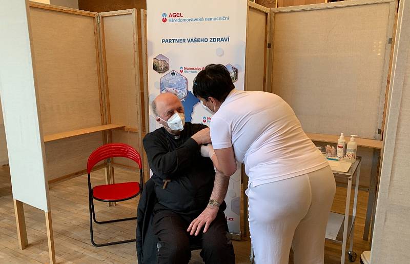 Olomoucký arcibikskup Jan Graubner se nechal očkovat proti covidu v očkovacím centru v Prostějově, 14. května 2021