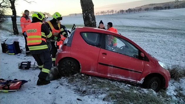 Ledovka potrápila řidiče v celém kraji. U Křenůvek bojoval řidič o život