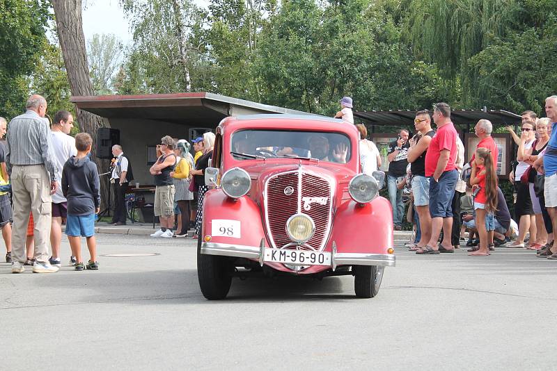 Přehlídka historických motorových vozidel v rámci soutěžní přehlídky Rallye na pohodu - z lázní do lázní. 18.8. 2019