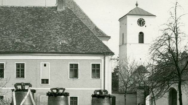 Barokní kostel sv. Jana Křtitele z let 1727-1734 s věží je chráněnou nemovitou kulturní památkou. Na snímku vidíme tři kostelní zvony, posvěcené 22. října 1972 (zvon Jan Křtitel o váze 737 kg, zvon Cyril o váze 410 kg a zvon Metoděj o váze 28 kg)