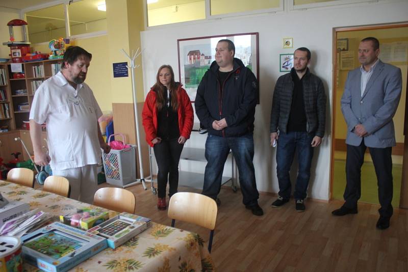 Hokejisté společně se svými fanoušky přispěli na přístroj pro dětské oddělení prostějovské nemocnice sedmnácti tisíci.