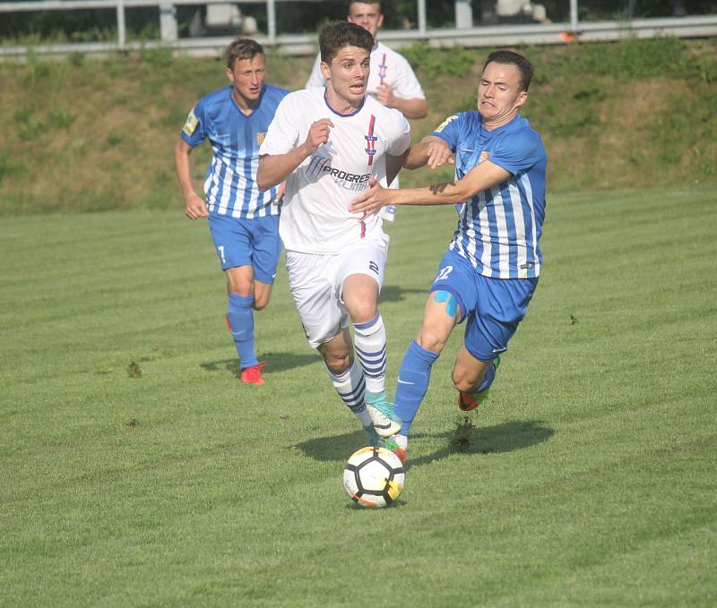 Fotbalisté Prostějova (v modrém) doma podlehli Líšni 2:6