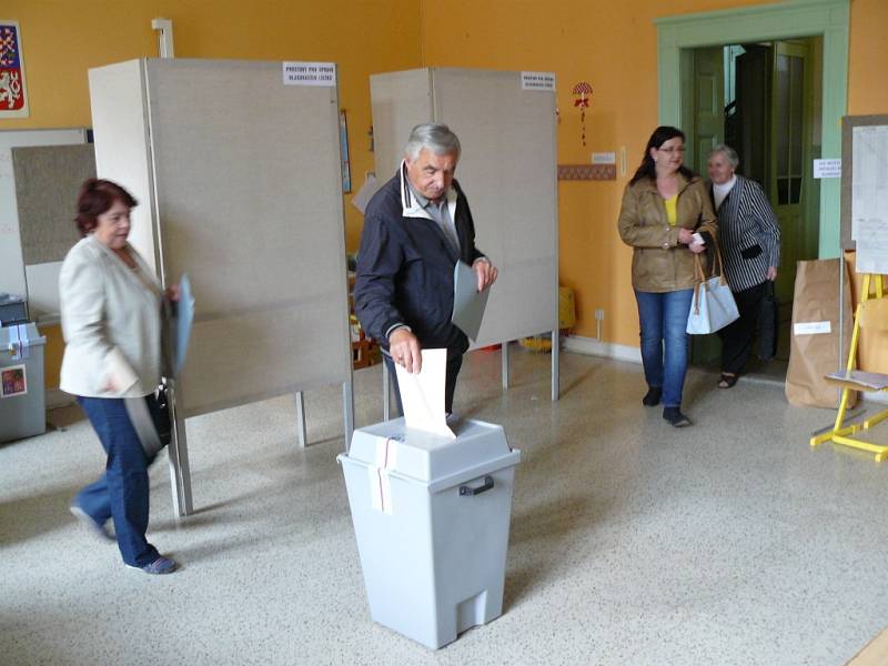 V pátek ve čtrnáct hodin se otevřely dveře volebních místností také na Skálově náměstí. Zde se ještě před začátkem hlasování utvořila menší fronta, především starších voličů. Voliče občas mátlo přehození čísel místností s urnami.