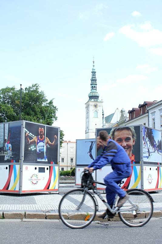 Výstava unikátních velkoformátových fotografií s olympijskou tematikou před prostějovskou radnicí