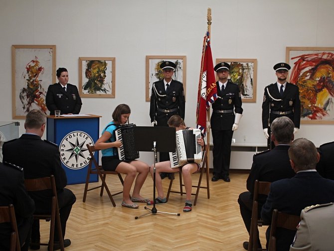 Desítky policistů z Prostějovska jsou po čtvrtku bohatší o medaili, případně plaketu. Ocenění dostali za léta služby, aktivní přístup k práci i příkladné velení svým podřízeným.