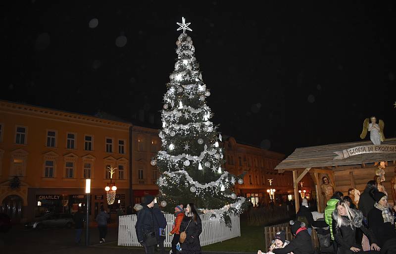 Od pátečního podvečera se rozsvítil na prostějovském náměstí vánoční strom. Jmenuje se Jiskra naděje. 27.11. 2020