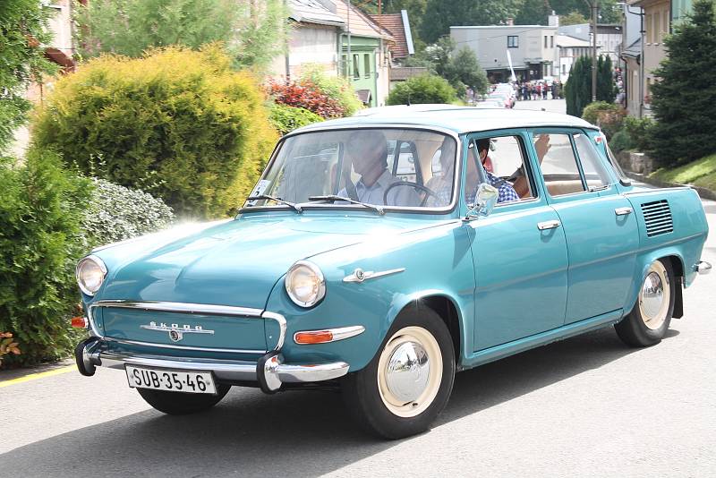 Přehlídka historických motorových vozidel v rámci soutěžní přehlídky Rallye na pohodu - z lázní do lázní. 18.8. 2019