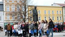 Studenti SOŠPO uctili výročí vzniku Československa živou vlajkou.