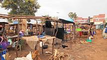 Stánky na keňském tržišti opět postavené z dřevěných klacků