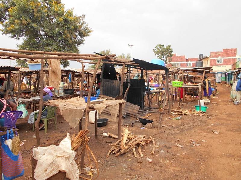 Stánky na keňském tržišti opět postavené z dřevěných klacků