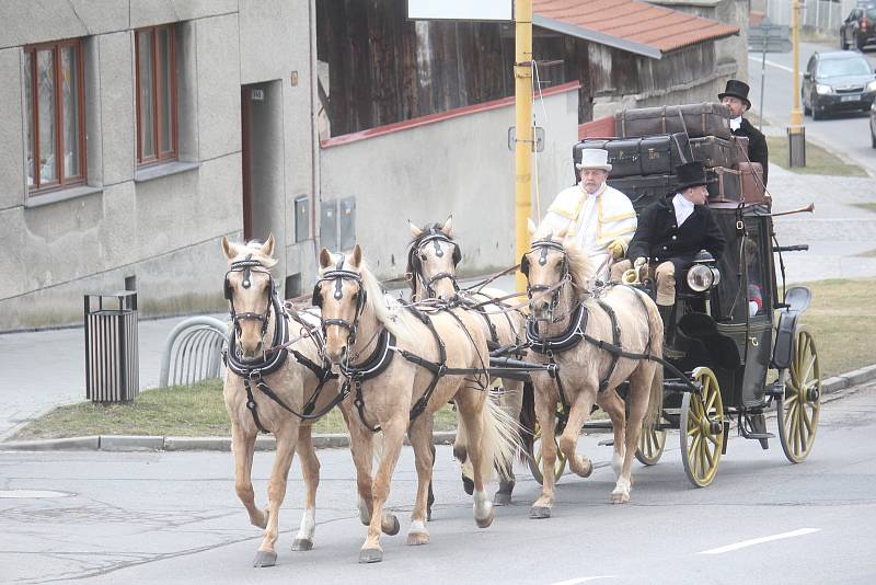 Spanilá jízda po obcích Olomouckého kraje slavnostně zahájila další sezonu oblíbeného Muzea kočárů v Čechách pod Kosířem