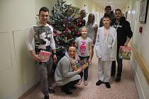 Hokejisté společně s fanoušky předali dětskému oddělení prostějovské nemocnice hračky i jiné dárky pro pacienty.