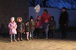 Děti i rodiče si v sobotu užili lampionový průvod Otaslavicemi.
