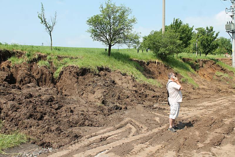 Hlavní křižovatku v Pavlovicích u Kojetína zaplavily tuny bláta z utrženého svahu. 14.6. 2019