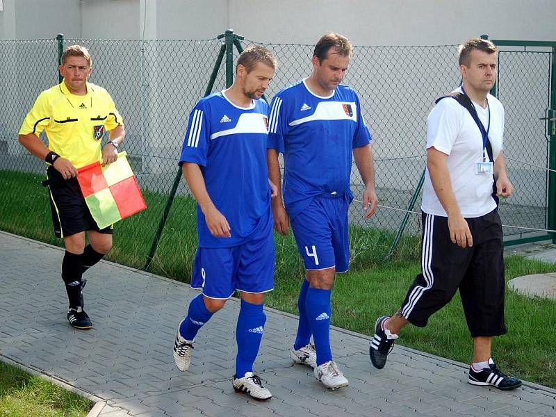 Fotbalisté Prostějova (v modrém) mají za sebou první vystoupení v divizi E a hned mohli slavit. S Brumovem sice třikrát prohrávali – 0:1, 1:2 i 2:3, přesto nakonec utkání otočili na konečných 4:3.  Po zápase děkovali hráči Prostějova stovkám fanoušků