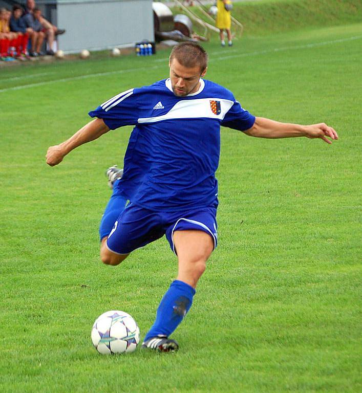 Fotbalisté Prostějova (v modrém) mají za sebou první vystoupení v divizi E a hned mohli slavit. S Brumovem sice třikrát prohrávali – 0:1, 1:2 i 2:3, přesto nakonec utkání otočili na konečných 4:3.  Po zápase děkovali hráči Prostějova stovkám fanoušků