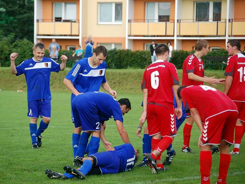 Fotbalisté Prostějova (v modrém) mají za sebou první vystoupení v divizi E a hned mohli slavit. S Brumovem sice třikrát prohrávali – 0:1, 1:2 i 2:3, přesto nakonec utkání otočili na konečných 4:3.  Po zápase děkovali hráči Prostějova stovkám fanoušků