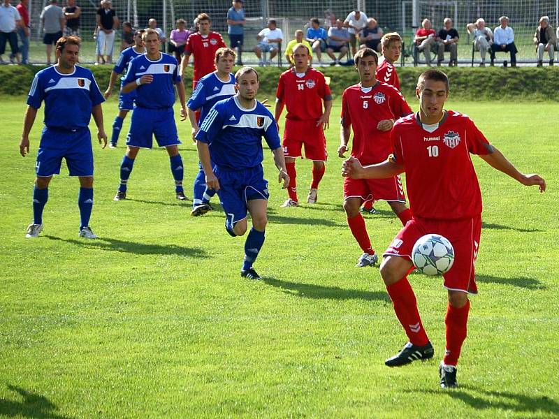 Fotbalisté Prostějova (v modrém) mají za sebou první vystoupení v divizi E a hned mohli slavit. S Brumovem sice třikrát prohrávali – 0:1, 1:2 i 2:3, přesto nakonec utkání otočili na konečných 4:3.  Po zápase děkovali hráči Prostějova stovkám fanoušků