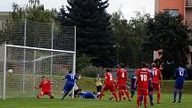 Fotbalisté Prostějova (v modrém) mají za sebou první vystoupení v divizi E a hned mohli slavit. S Brumovem sice třikrát prohrávali – 0:1, 1:2 i 2:3, přesto nakonec utkání otočili na konečných 4:3.  Po zápase děkovali hráči Prostějova stovkám fanoušků