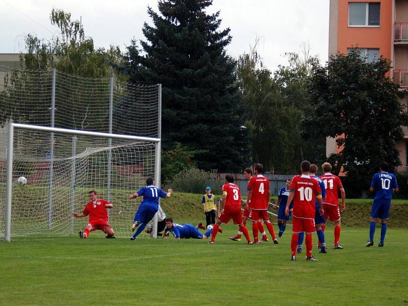 Fotbalisté Prostějova (v modrém) mají za sebou první vystoupení v divizi E a hned mohli slavit. S Brumovem sice třikrát prohrávali – 0:1, 1:2 i 2:3, přesto nakonec utkání otočili na konečných 4:3.  Po zápase děkovali hráči Prostějova stovkám fanoušků