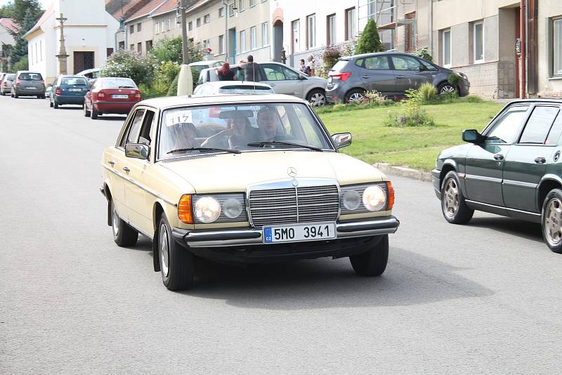 Přehlídka historických motorových vozidel v rámci soutěžní přehlídky Rallye na pohodu - z lázní do lázní. 18.8. 2019