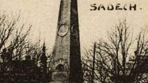 Obelisk věnovaný zakladateli sadů Janu Spaniemu. V r. 1934 byl obelisk přestěhován do východní části parku a na jeho původní místo o rok později umístěn pomník Bedřicha Smetany.