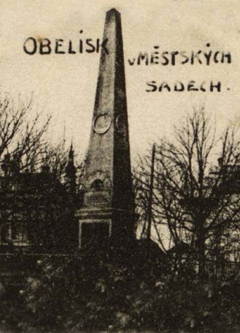 Obelisk věnovaný zakladateli sadů Janu Spaniemu. V r. 1934 byl obelisk přestěhován do východní části parku a na jeho původní místo o rok později umístěn pomník Bedřicha Smetany.