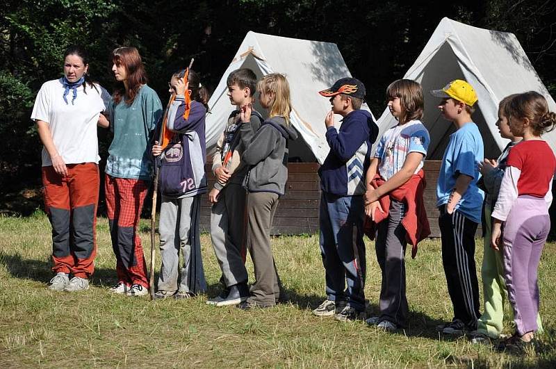 V táboře nedaleko Bohuslavic zažívají děti dobrodružství na Ostrově Robinsonů